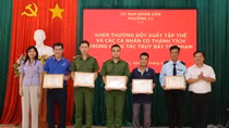 Khen thưởng tập thể, cá nhân truy bắt thủ phạm cướp ngân hàng