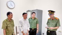 Bắt giam cặp vợ chồng tổ chức cho người khác xuất cảnh đánh bắt hải sản trái phép