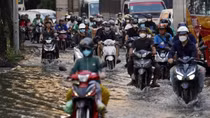 Nhiều tuyến đường ngập nặng trong đỉnh triều giữa tháng 10 âm lịch