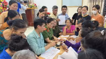 Công an Sơn La hỗ trợ người dân nhận quà Tết Độc lập