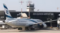 Bé trai đi lén máy bay từ Israel sang Mỹ