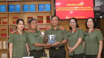 Trao tặng cuốn sách “Đảng bộ Lưu Chí Hiếu Trại 6B Côn Đảo – Ký ức và tự hào”