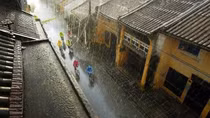 Hà Nội dịu mát, Trung và Nam Bộ trời mưa to