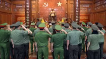 Đoàn đại biểu điển hình tiên tiến trong CAND báo công dâng Bác