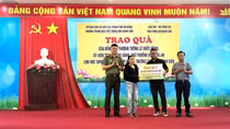 Trao quà của Thứ trưởng Lê Quốc Hùng hỗ trợ một học sinh bị bệnh hiểm nghèo