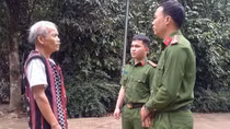 Già làng người Cơ Tu tiêu biểu bên dòng Aroong