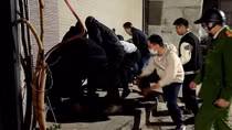 Phá cửa cuốn cứu 4 người mắc kẹt trong căn nhà sát chợ