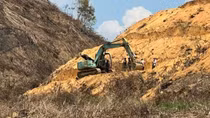 Người đàn ông bị máy múc cán tử vong