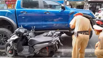 Bán tải tông liên hoàn trên phố Khâm Thiên, 3 xe máy nằm gầm