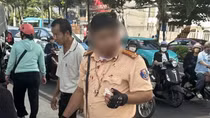 Tạm giữ hình sự người nước ngoài đấm CSGT đang làm nhiệm vụ