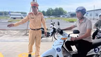Sát hạch, cấp giấy phép lái xe miễn phí và tặng quà cho người nghèo vùng biên