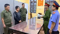 Đưa con đi học "tiện tay" giật luôn dây chuyền của học sinh cùng trường con