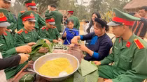 700 phần quà tặng đồng bào trong chương trình “Bánh chưng xanh - Tết vì người nghèo” năm 2025