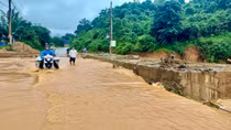 Cầu tạm điện gió chắn dòng chảy, người dân Khe Sanh khổ vì ngập