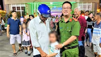 Công an phường giúp bé gái đi lạc trong đêm Giáng sinh về nhà an toàn