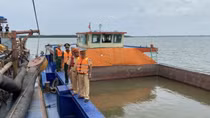 Liên tiếp bắt giữ 5 tàu khai thác, vận chuyển trái phép gần 2.500m3 cát