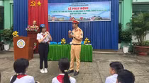 Tuyên truyền, ký kết chấp hành Luật Giao thông cho học sinh đầu năm học mới