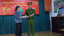 Đối tượng ngoại quốc vờ mua hàng rồi “xào trộn” 20 triệu đồng
