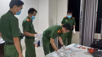 Cô gái trẻ cùng 5 thanh niên "bay lắc" tập thể trong khách sạn