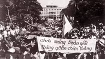 Hoa bất tử nở giữa lòng địch