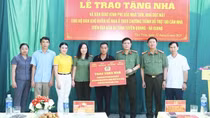 Trao tặng nhà và bàn giao kinh phí xoá nhà dột nát cho các gia đình có hoàn cảnh khó khăn