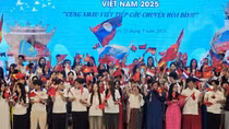 Kiều bào trẻ xúc động khi được đến thăm "địa chỉ đỏ" của quê hương