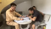 Xử phạt nghiêm chủ và tài xế xe tải để rơi sắt thép khiến cầu Chương Dương “tắc cứng”
