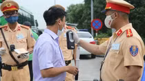 Mùng 3 Tết: Tái diễn tình trạng chở quá số người quy định, ùn tắc cục bộ diễn ra ở một số tuyến đường