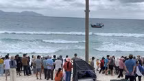 Hai nam sinh mất tích khi tắm biển