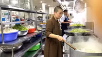 Những bếp ăn dã chiến làm ấm lòng người dân vùng lũ