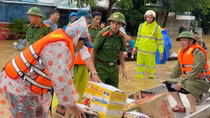 Cảnh sát cơ động tặng nước uống, thực phẩm cho người dân vùng lũ