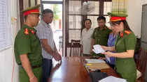 Hai lái xe ô tô bị bắt tạm giam sau gần 1 năm tông chết người đi đường