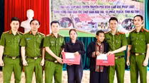 Cán bộ chiến sĩ Công an xã biên giới góp tiền hằng tháng gây quỹ thiện nguyện
