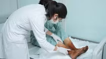 Hoại tử hai chân vì ngâm bột lá giữ ấm cơ thể