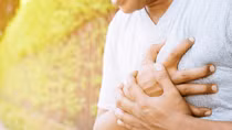 Mỗi ngày hút 2 bao thuốc lá, người đàn ông nguy kịch giữa đường