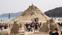 Một ngày "lạc" vào lễ hội điêu khắc cát ở Busan