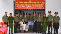 Công an Cửa khẩu Cảng HKQT Tân Sơn Nhất trao tặng nhà 19/8 tại Vĩnh Long
