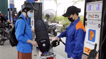 Đối nghịch giá vàng, giá xăng dầu tiếp tục giảm sâu