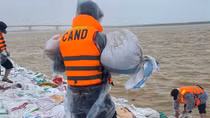 Công an Đà Nẵng cùng lực lượng Quân đội và nhân dân nỗ lực bảo vệ kè An Lương