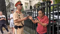 Tài xế vi phạm nồng độ cồn lái ô tô nổ 2 lốp đi ngược chiều