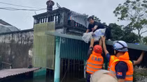 Đoàn công tác CNCH Bộ Công an cứu 54 người bị mắc kẹt và 2 người bị dòng nước xiết cuốn