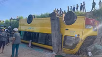 Lật xe chở học sinh trên Quốc lộ, nhiều người bị thương