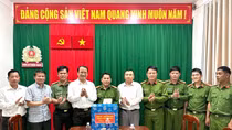 Giám đốc Công an tỉnh Đắk Nông chúc Tết các gia đình chính sách và Công an xã biên giới