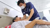 Hai người phải nhập viện cấp cứu sau khi ăn tiết canh, nem sống