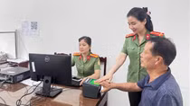 Công an tỉnh Phú Thọ cấp định danh điện tử mức độ 2 cho người nước ngoài