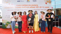 Tấp nập du khách đường biển, đường hàng không “xông đất” Đà Nẵng ngày đầu năm