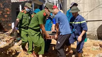 Công an Gia Lai hỗ trợ người dân khắc phục hậu quả sau bão số 13