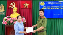 Công an Tây Ninh trao kinh phí xây dựng nhà tặng nữ nhân viên khó khăn