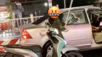 Lý do người phụ nữ chạy xe máy chèn ô tô rồi đập vỡ kính chắn gió