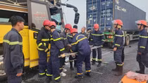 Cảnh sát kịp thời cứu 16 người gặp nạn trên xe khách tuyến cao tốc Cao Bồ - Mai Sơn